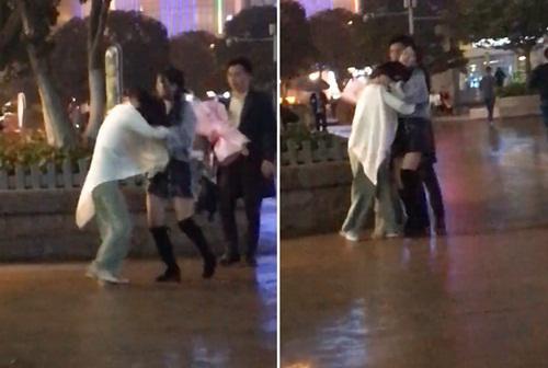 Đang tỏ tình lãng mạn với bạn gái mới, chàng trai bị bạn gái cũ đến làm điều bất ngờ-1