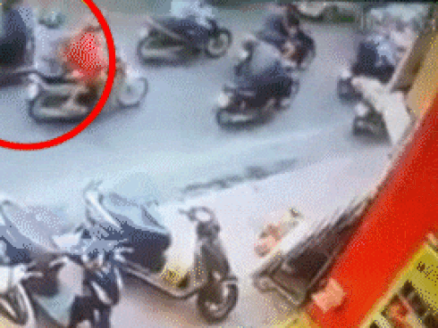 Đẩy người phụ nữ vào mũi taxi, hai thanh niên thản nhiên đứng xem