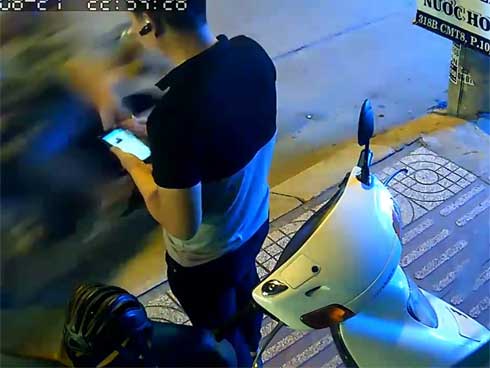 Clip: Đi ngược chiều, gã côn đồ rút dao ép tài xế taxi đi đúng quỳ xin lỗi-1