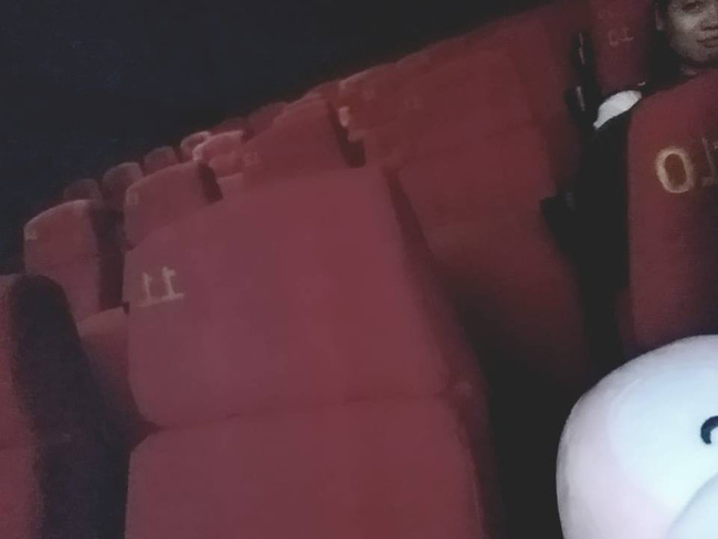 Bị quấy rầy trong rạp phim, cô gái đăng đàn chia sẻ câu chuyện, dân mạng liền bày tỏ sự đồng cảm sâu sắc-3