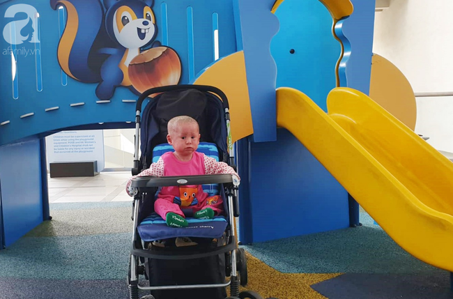 Hình ảnh mới nhất của bé Bích bị bỏ rơi, người đầy vẩy ngứa như da trăn sau đợt khám bệnh đầu tiên tại Singapore-7