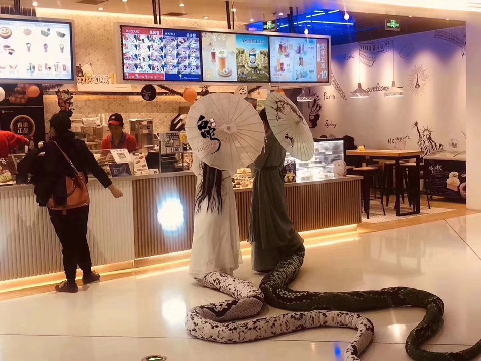 Bắt gặp Thanh Xà Bạch Xà đi mua trà sữa, nhận danh hiệu bộ đôi chơi hết nút” nhất Halloween tại Trung Quốc năm nay-1