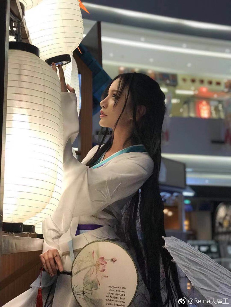 Bắt gặp Thanh Xà Bạch Xà đi mua trà sữa, nhận danh hiệu bộ đôi chơi hết nút” nhất Halloween tại Trung Quốc năm nay-8
