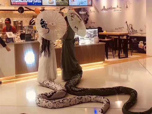 Mua áo hồng hình có gấu trúc đáng yêu cho con, bà mẹ phát hoảng bắt con cởi ra ngay lập tức khi nhìn kỹ-7