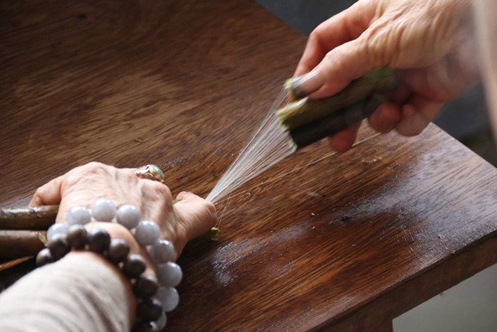 Cụ bà vô đối Việt Nam: Luyện tằm tự dệt chăn tơ, bắt cọng sen nhả lụa-3