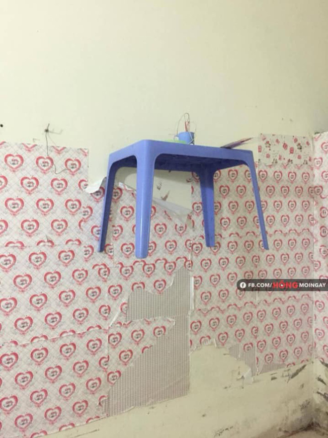 Ngó vào phòng trọ của bạn, cô gái tá hỏa khi thấy cái bàn thờ trên tường-1