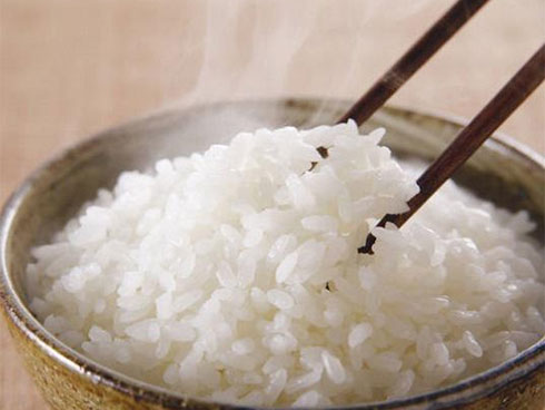 Đừng nấu cơm kiểu xưa cũ nữa, chỉ cần thứ nguyên liệu quen thuộc này bạn sẽ có ngay bát cơm vàng óng, bổ dưỡng-4