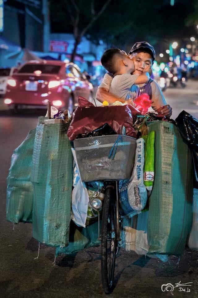 Bức ảnh con hôn cha trên chiếc xe đồng nát - nụ hôn giản dị giữa đời thường khiến bao người xúc động-1