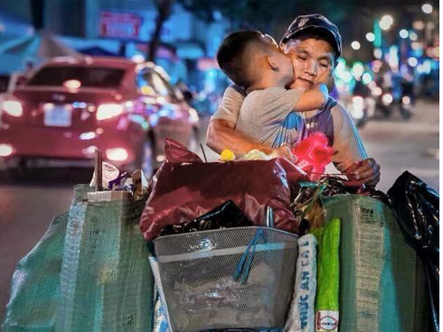 Bức ảnh 2 bà cháu ôm nhau ngủ trên chiếc giường lạ hút hàng nghìn like-3