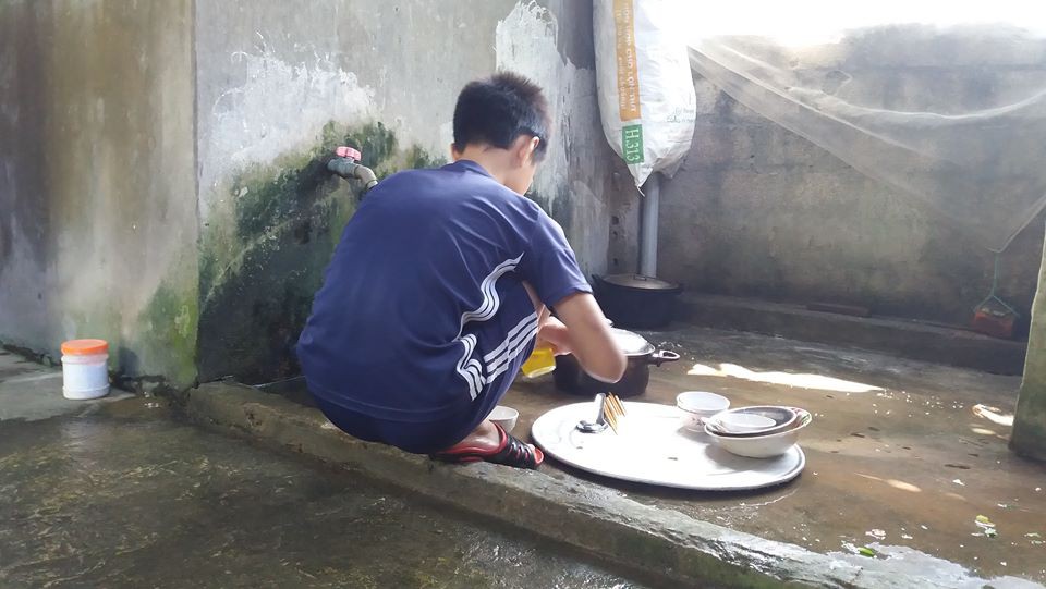 Nam sinh lớp 9 bị cha đánh đập dã man vì dùng ma túy: Có hai thanh niên kề dao vào cổ ép cháu chơi, còn dọa sẽ giết cả nhà-2