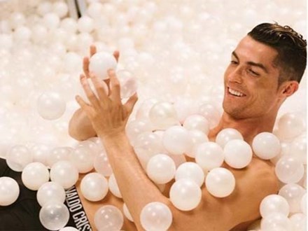 Mặc đồ lót đắm mình trong biển bong bóng, Ronaldo khiến các fan nhìn thôi cũng thấy ngạt thở