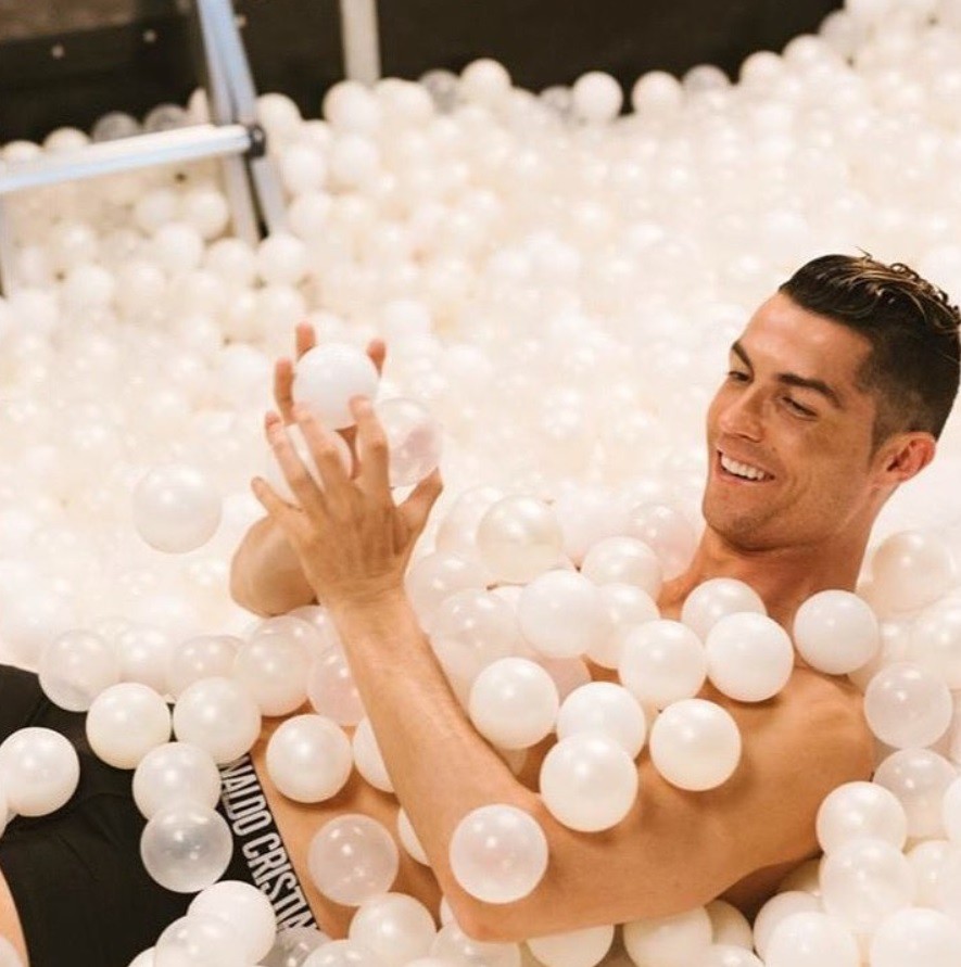 Mặc đồ lót đắm mình trong biển bong bóng, Ronaldo khiến các fan nhìn thôi cũng thấy ngạt thở-1