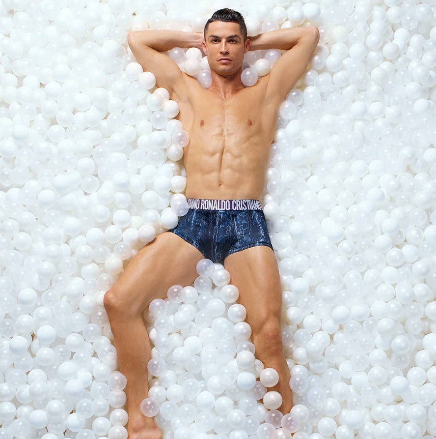 Mặc đồ lót đắm mình trong biển bong bóng, Ronaldo khiến các fan nhìn thôi cũng thấy ngạt thở-2