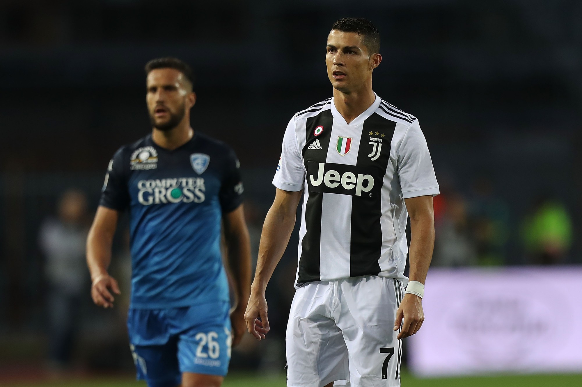 Mặc đồ lót đắm mình trong biển bong bóng, Ronaldo khiến các fan nhìn thôi cũng thấy ngạt thở-6