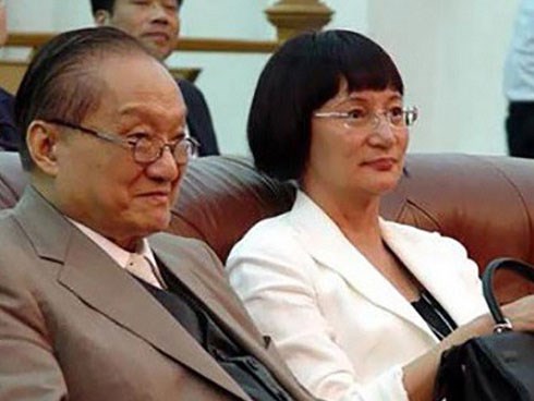 Nhìn hai người vợ của nhà văn Kim Dung đi, thất bại của