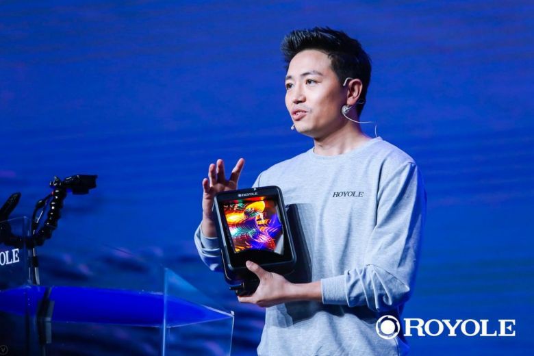 Smartphone bẻ cong đầu tiên trên thế giới: Tạt đầu trước cả Samsung, giá hơn 30 triệu đồng-1