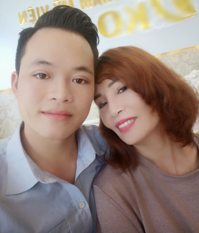 Ham livestream, cô dâu 62 tuổi lộ rõ vẻ già nua như chưa thẩm mỹ, dân mạng nghi ngờ làm màu để bán hàng online-4