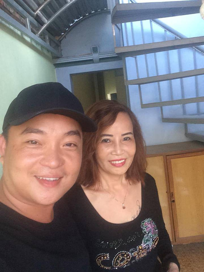 Ham livestream, cô dâu 62 tuổi lộ rõ vẻ già nua như chưa thẩm mỹ, dân mạng nghi ngờ làm màu để bán hàng online-6