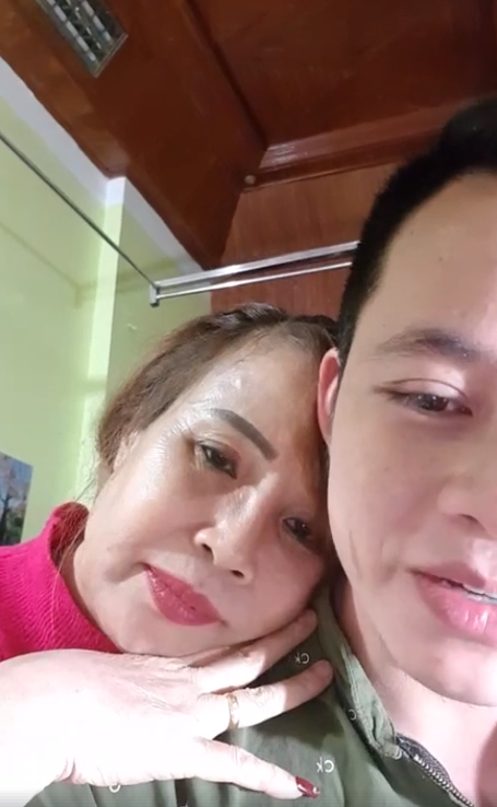 Ham livestream, cô dâu 62 tuổi lộ rõ vẻ già nua như chưa thẩm mỹ, dân mạng nghi ngờ làm màu để bán hàng online-10