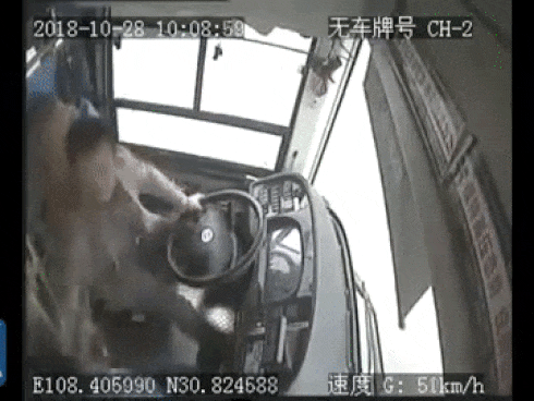 Trung Quốc: Tài xế đánh nhau với hành khách khi đang lái xe khiến xe bus lao xuống sông, 13 người thiệt mạng