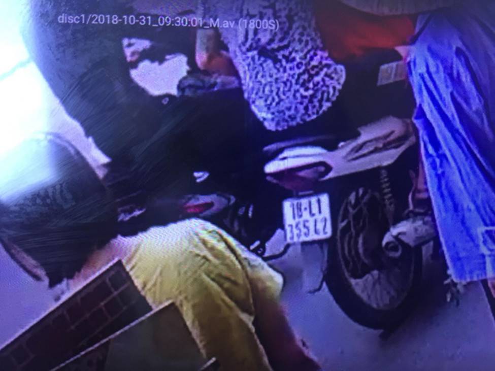 Hà Nội: Người phụ nữ đi xe máy bị 2 đối tượng áp sát đạp ngã sấp mặt xuống đường-1