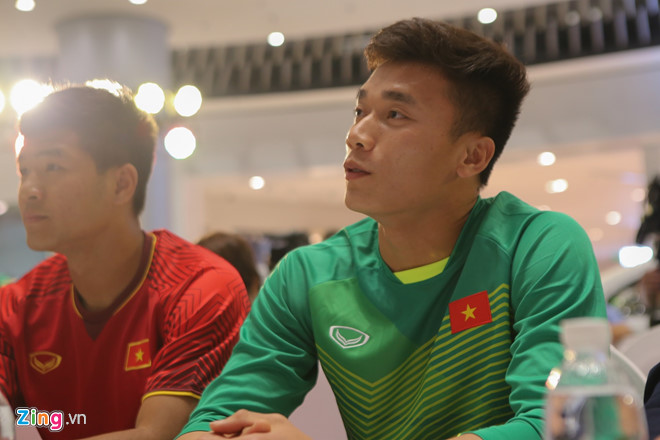 Đức Chinh, Bùi Tiến Dũng hồi hộp khi đứng cạnh cúp vàng AFF Cup-1