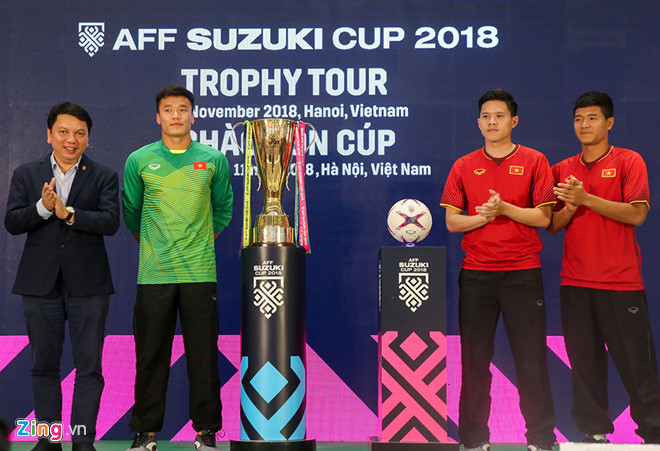 Đức Chinh, Bùi Tiến Dũng hồi hộp khi đứng cạnh cúp vàng AFF Cup-2
