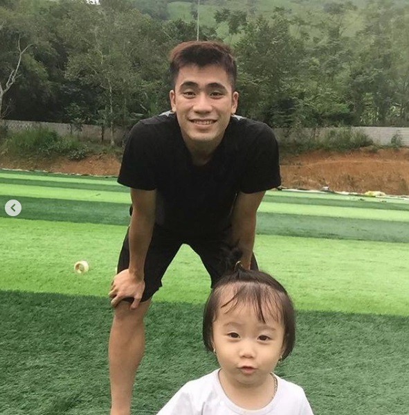 Hai anh em nhà thủ môn Bùi Tiến Dũng góp tiền xây sân bóng phục vụ người dân quê nhà-6