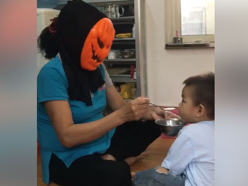 Choáng với phản ứng của người đi đường khi thấy thanh niên ngược đãi mẹ già-1