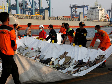 Tín hiệu hộp đen thứ 2 của máy bay Indonesia tắt lịm, lo ngại không bao giờ tìm thấy-2