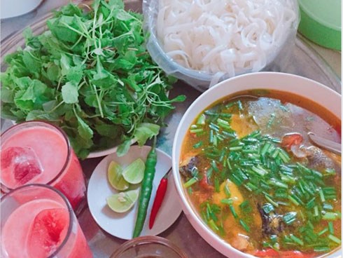 Chán cơm nấu bún, vợ trẻ nhận vô số lời khen với bữa ăn hoàn hảo cho tới khi bị hỏi về