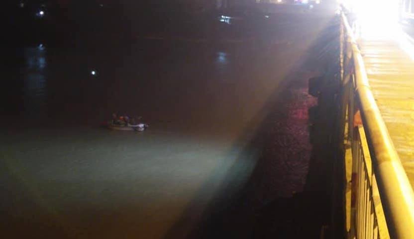 Ô tô húc bay lan can cầu Chương Dương, rơi xuống sông Hồng-2