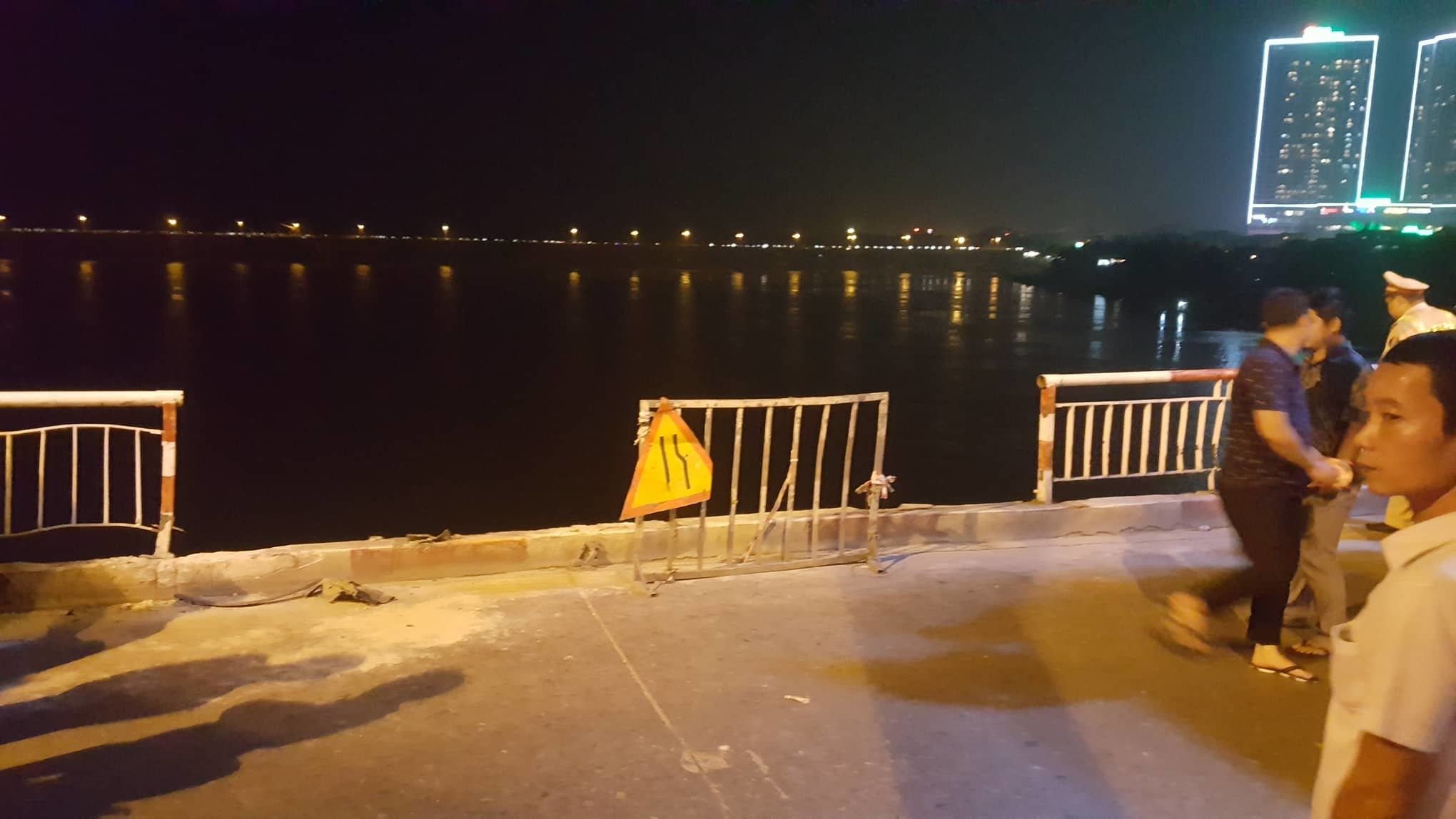 Ô tô húc bay lan can cầu Chương Dương, rơi xuống sông Hồng-1