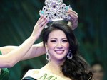 Cận cảnh khoảnh khắc Nguyễn Phương Khánh òa khóc khi MC xướng tên đạt ngôi vị Hoa hậu Trái Đất 2018-5