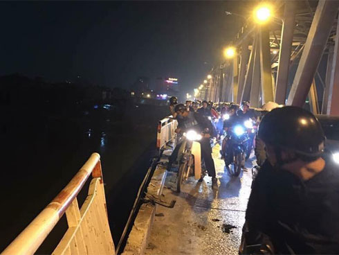 Tìm thấy mảnh vỡ nghi của chiếc ô tô 4 chỗ lao từ cầu Chương Dương xuống sông Hồng-10