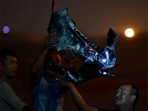 Bước đầu xác định được thông tin chiếc ô tô đâm qua cầu Chương Dương rơi xuống sông-3