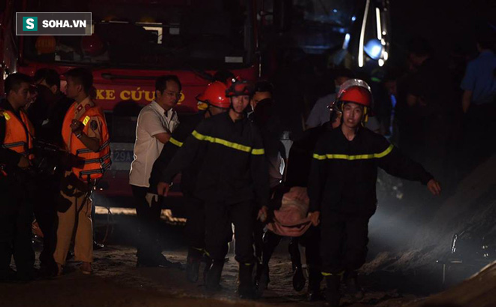 Xe Mercedes lao xuống sông Hồng: Một thi thể tay vẫn nắm chặt vô lăng-1