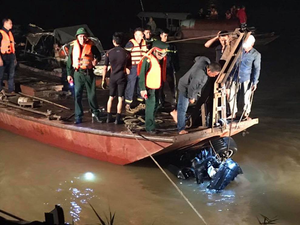 Xe Mercedes lao xuống sông Hồng: Một thi thể tay vẫn nắm chặt vô lăng-3