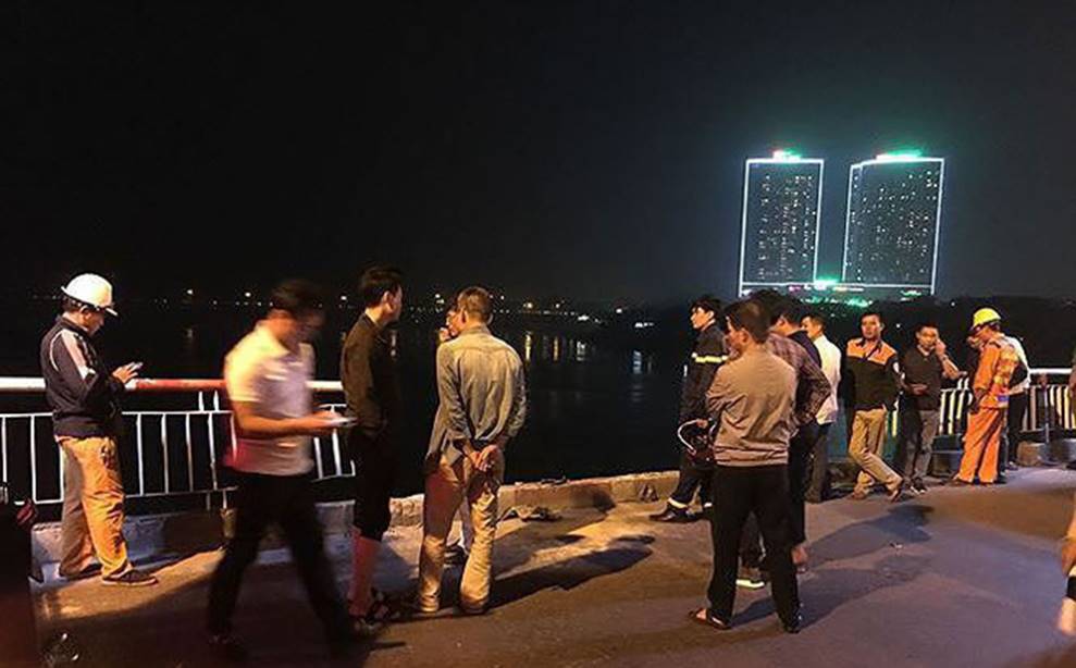Bước đầu xác định được thông tin chiếc ô tô đâm qua cầu Chương Dương rơi xuống sông-1