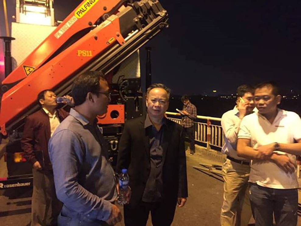 Bước đầu xác định được thông tin chiếc ô tô đâm qua cầu Chương Dương rơi xuống sông-2