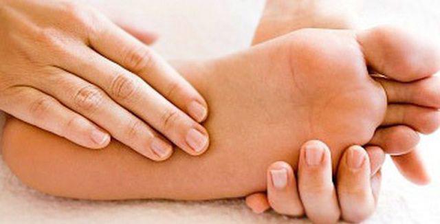 Chàng trai trẻ bị sốt 4,5 ngày không khám, tới viện khiến bác sĩ giật mình khi cởi giày ra-5