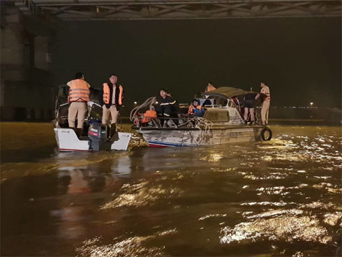 2 nạn nhân tử vong trong vụ ô tô Mercedes lao xuống sông Hồng đều là nữ, 1 người chưa xác định được danh tính-4