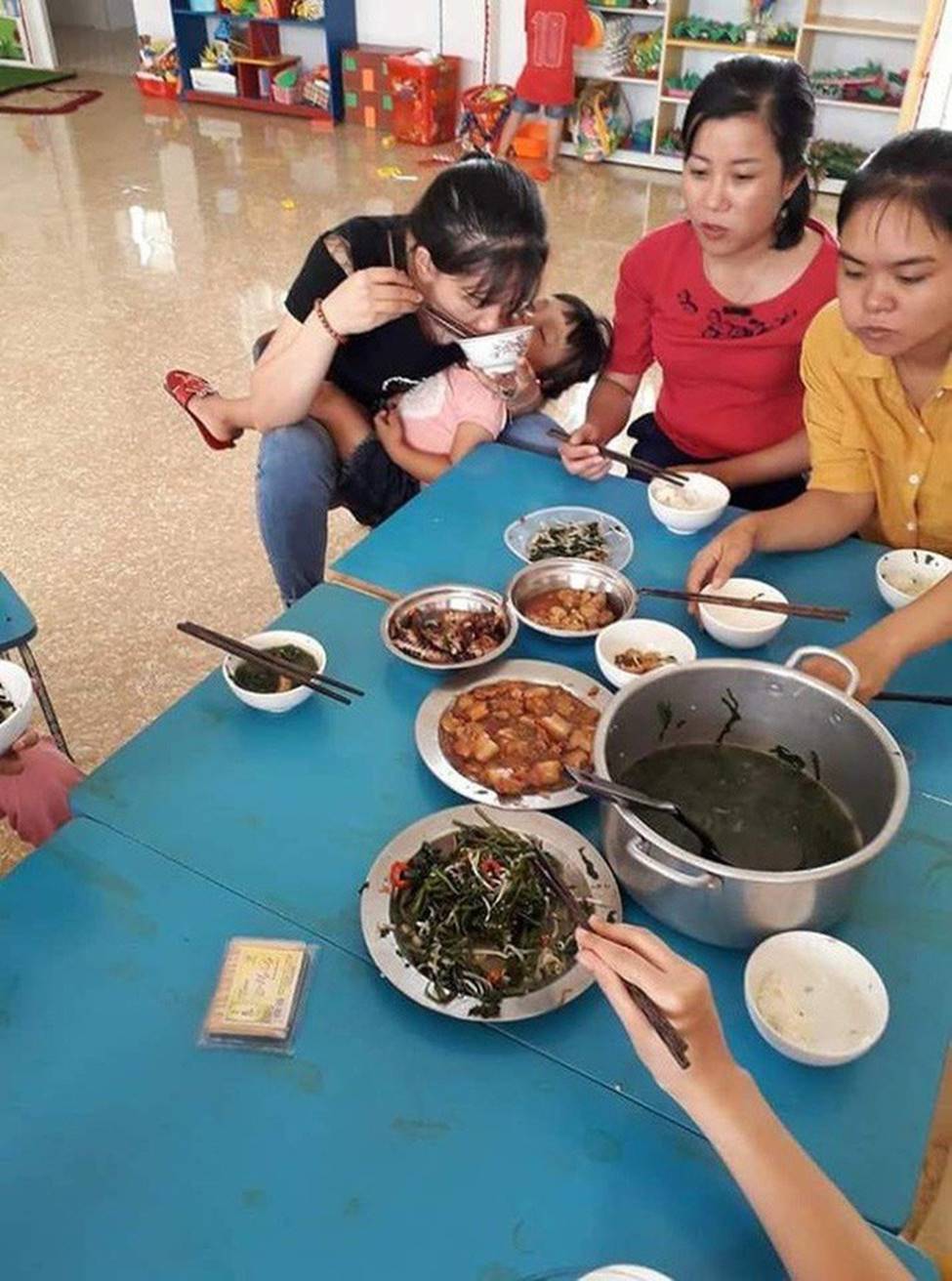 Kể chuyện bữa trưa nào cũng dọa cho học sinh phát khóc, cô giáo mầm non suýt bị mắng, mọi người nghe ngọn ngành thì lại xót xa-2