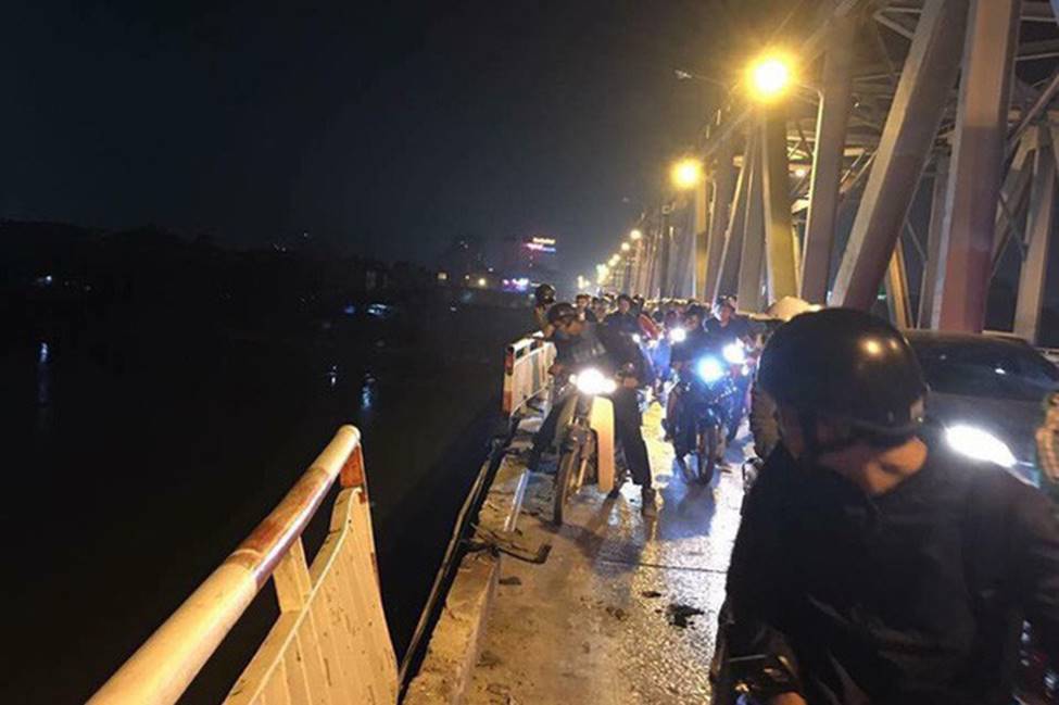 2 nạn nhân tử vong trong vụ ô tô Mercedes lao xuống sông Hồng đều là nữ, 1 người chưa xác định được danh tính-1