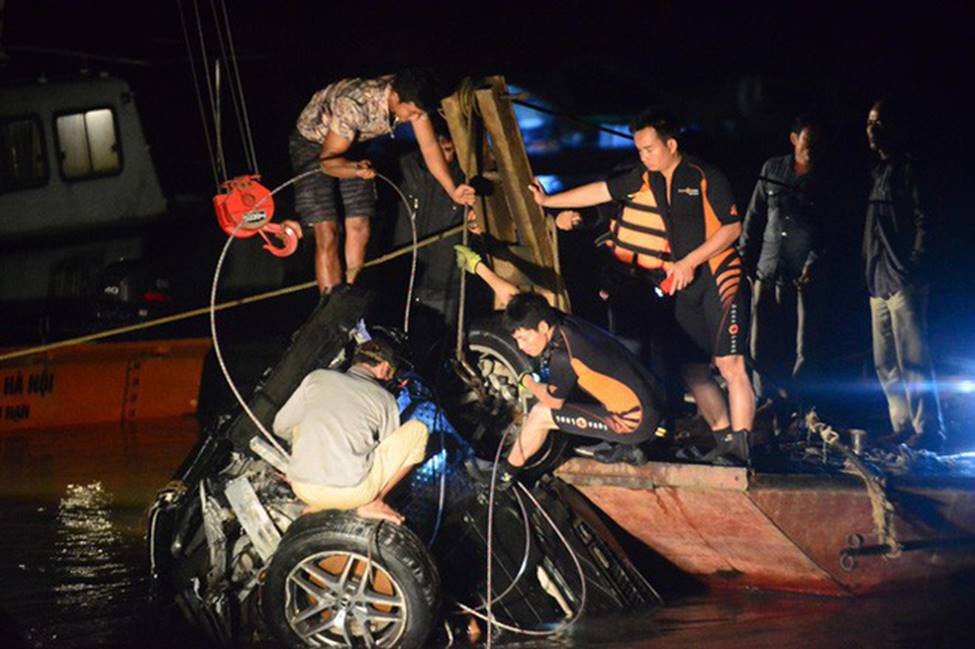 2 nạn nhân tử vong trong vụ ô tô Mercedes lao xuống sông Hồng đều là nữ, 1 người chưa xác định được danh tính-2