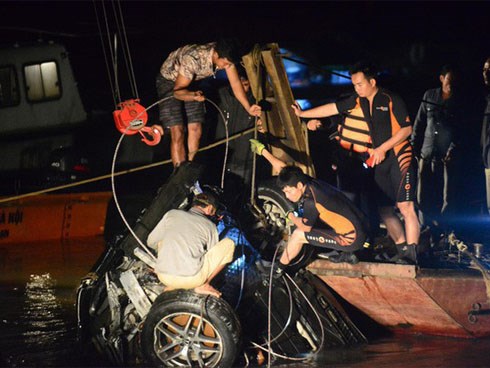 2 nạn nhân tử vong trong vụ ô tô Mercedes lao xuống sông Hồng đều là nữ, 1 người chưa xác định được danh tính
