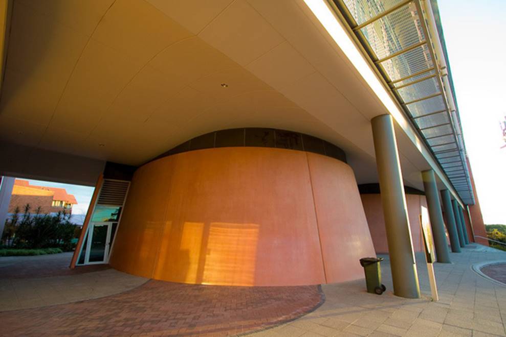 Soi thành tích học tập đỉnh và khám phá trường ĐH xịn như khách sạn của nữ du học sinh Việt vừa đăng quang Miss Earth 2018-12