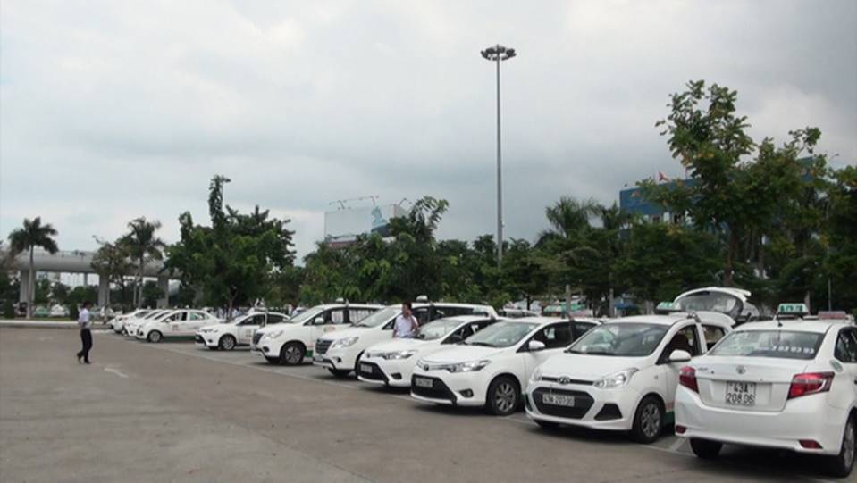 Hàng trăm tài xế taxi đình công, không đón khách ở sân bay-2