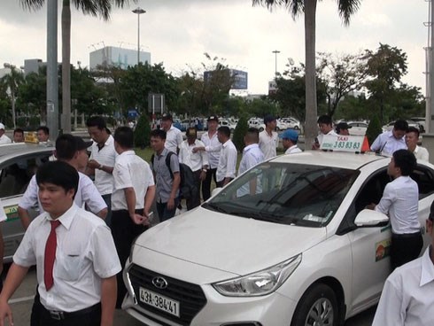 Hàng trăm tài xế taxi