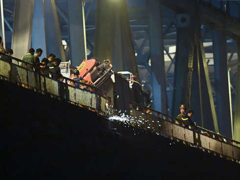 Vụ xe Mercedes đâm sập vào cầu rơi xuống sông Hồng: Đã xác định được danh tính nạn nhân thứ 2-4